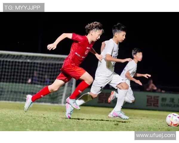 足球明星亲自指导孩子训练助力青少年成长与梦想实现